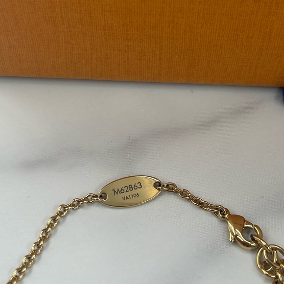 🔥Louis Vuitton•Rhinestone Glory V Necklace - Picture 4 of 4